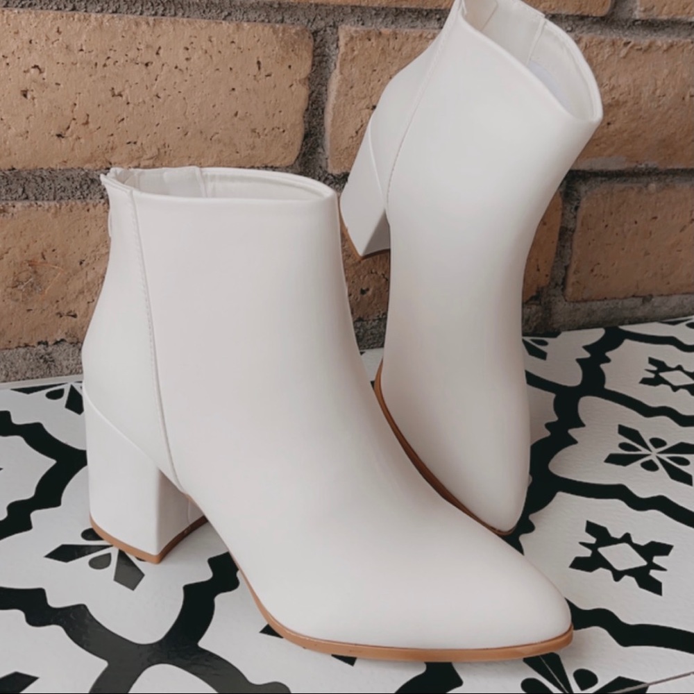TOP Moda White Ankle Booties